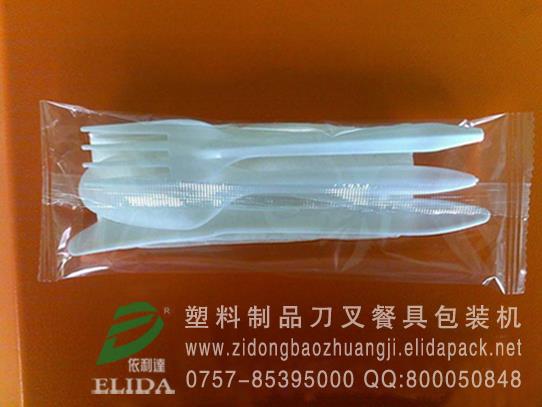 供應(yīng)掛面全自動裝袋包裝機塑料制品刀叉餐具包裝機械依利達包裝